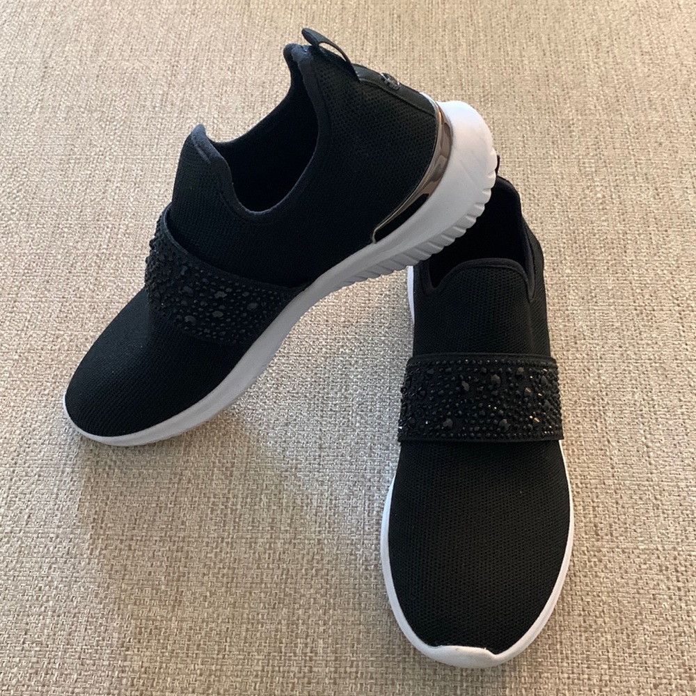 NINE WEST Stylish comfortable black shoe/sneaker.
